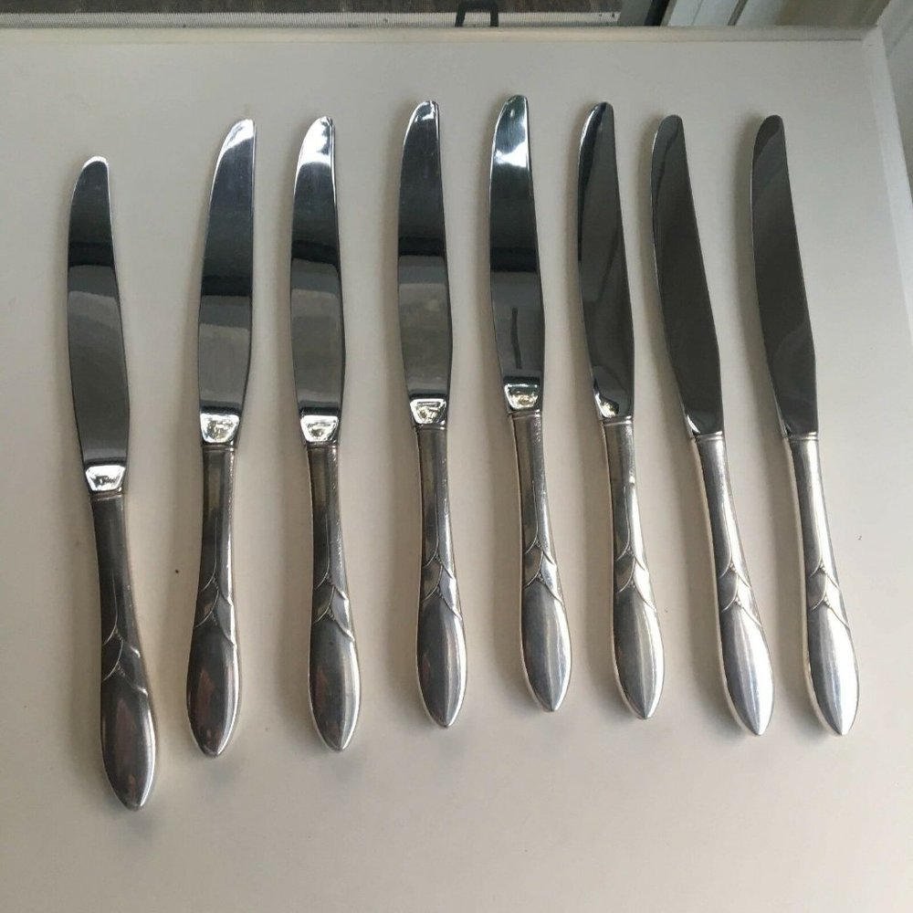 Lady Hamilton Oneida Silver Plate 8 Dinner Knives 9 3/4"